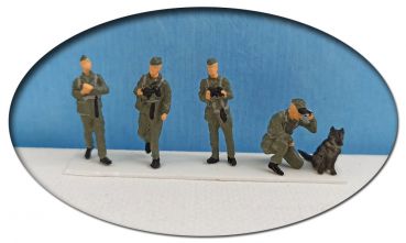 NVA, 4 Grenzsoldaten mit Schäferhund, Spur H0, 1:87