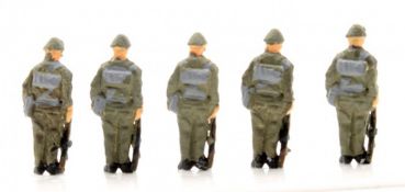 NVA MOT Schützen angetreten Gewehr ab, 5 Modellbahnfiguren handbemalt, Spur TT, 1:120