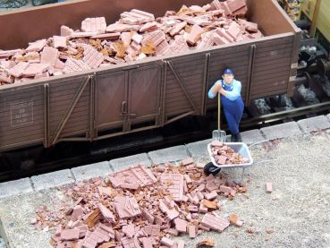 Preview: Bauschutt Trümmer ziegelrot, 75g, Spur 0 (Null), 1:45