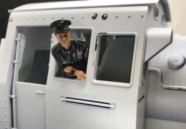 Preview: Lokführer 1 stehend DR, Modellbahnfigur handbemalt, Spur 0 (Null), 1:45