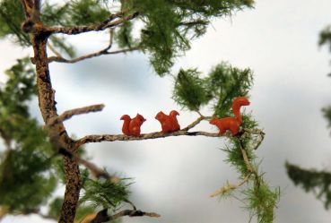 Preview: Eichhörnchen rotbraun, 2x sitzend, 1x stehend handbemalt, Spur 0 (Null), 1:45