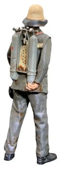 Preview: Feuerwehrmann BRD Atemschutz, Modellbahnfigur handbemalt, Spur 0 (Null), 1:45