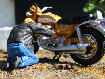 Motorradfahrer kniend, Modellbahnfigur handbemalt, Spur 0 (Null), 1:45