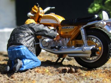 Preview: Motorradfahrer kniend, Modellbahnfigur handbemalt, Spur 0 (Null), 1:45 Preview: Motorradfahrer kniend, Modellbahnfigur handbemalt, Spur 0 (Null), 1:45