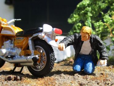 Preview: Motorradfahrer kniend, Modellbahnfigur handbemalt, Spur 0 (Null), 1:45 Preview: Motorradfahrer kniend, Modellbahnfigur handbemalt, Spur 0 (Null), 1:45