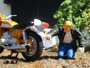 Motorradfahrer kniend, Modellbahnfigur handbemalt, Spur 0 (Null), 1:45