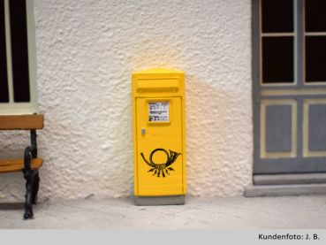 Briefkasten Säulenbriefkasten der Deutschen Post, Schlitz vorne, Spur 0, 1:45