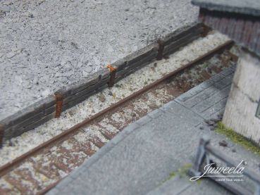 Schüttbahnsteig mit Holzschwellen und Gleisprofil, Spur TT, 1:120