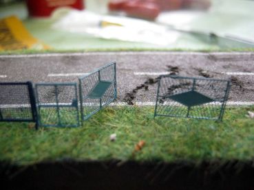 Preview: Tor Schrägrohrzaun mit Rautenmuster, Bausatz Spur Z und N, 1:220 und 1:160