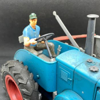 Preview: Traktorist 2 Traktorfahrer nur für Sitzschale, Modellbahnfigur handbemalt, Spur 0 (Null), 1:45 Preview: Traktorist 2 Traktorfahrer nur für Sitzschale, Modellbahnfigur handbemalt, Spur 0 (Null), 1:45