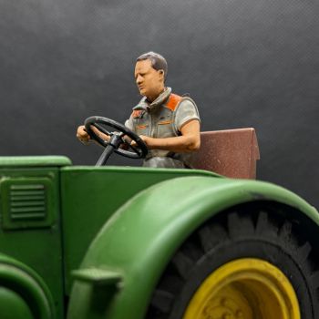Preview: Traktorist 4 Traktorfahrer, Modellbahnfigur handbemalt, Spur 0 (Null), 1:45
