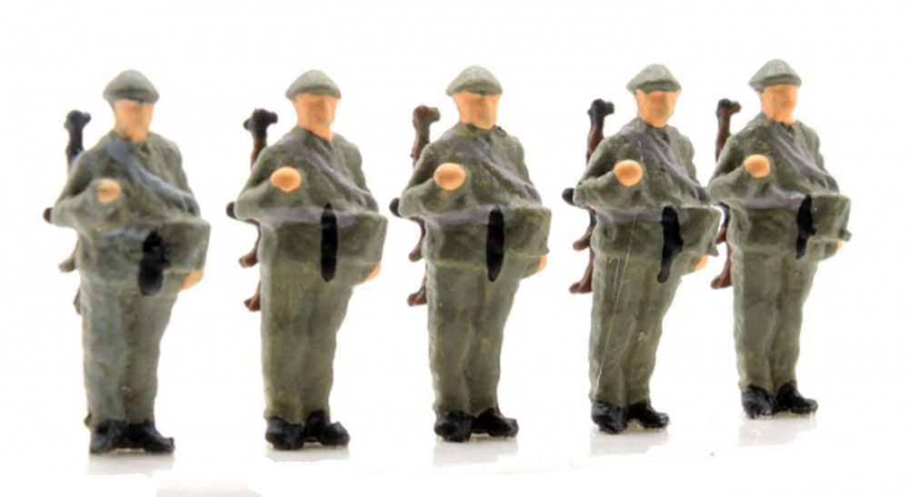 NVA MOT Schützen angetreten Gewehr über, 5 Modellbahnfiguren handbemalt, Spur TT, 1:120