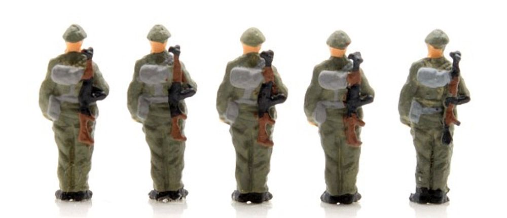 NVA MOT Schützen angetreten Gewehr über, 5 Modellbahnfiguren handbemalt, Spur TT, 1:120