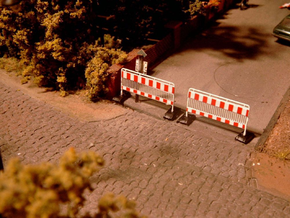 www.modellbahn-exklusiv.de - Absperrgitter Typ 2, Bausatz für 8 Felder ...