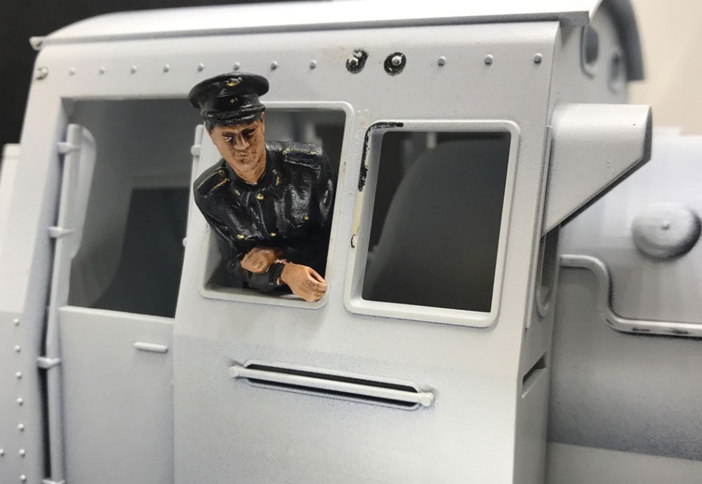 Lokführer 1 stehend DR, Modellbahnfigur handbemalt, Spur 0 (Null), 1:45