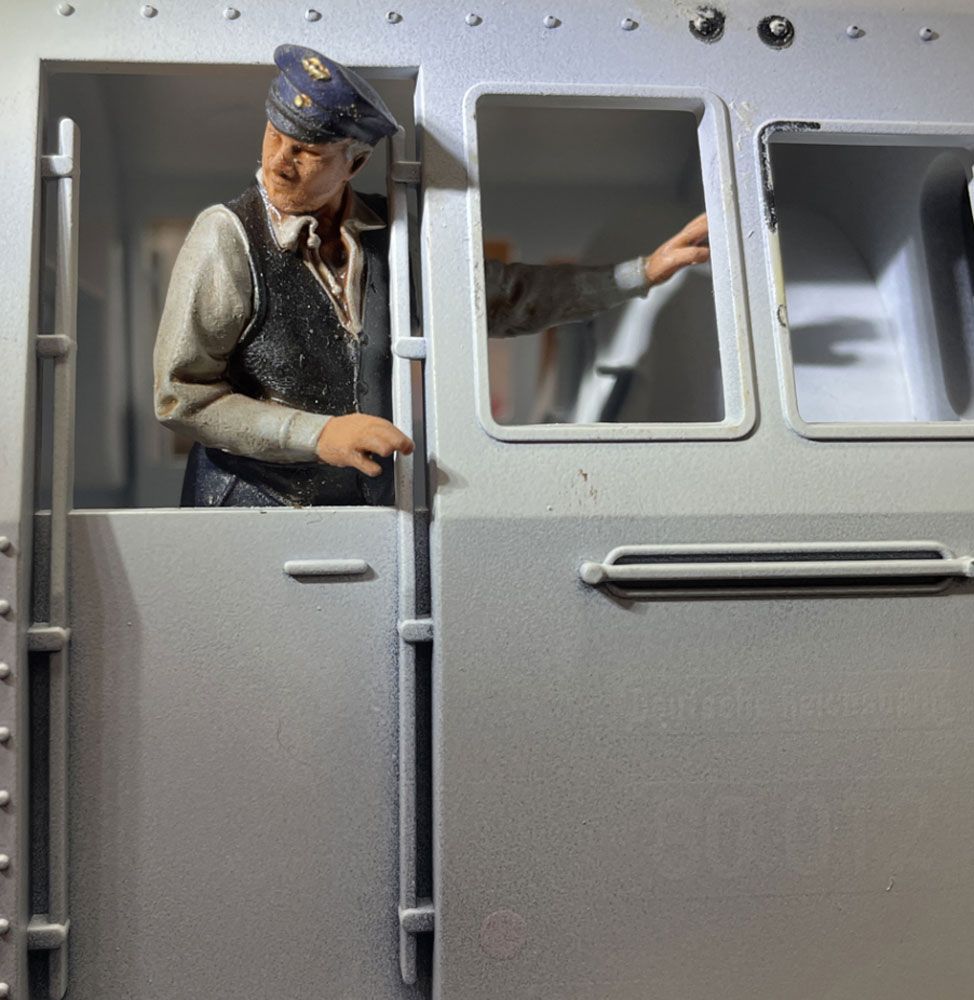 Lokführer rückwärtsfahrend DR, Modellbahnfigur handbemalt, Spur 0 (Null), 1:45