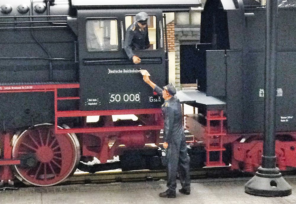 Übergabe DR, 2 Modellbahnfiguren handbemalt, Spur 0 (Null), 1:45
