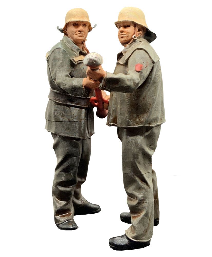 Feuerwehrmann BRD C-Rohr, 2 Modellbahnfiguren handbemalt, Spur 0 (Null), 1:45