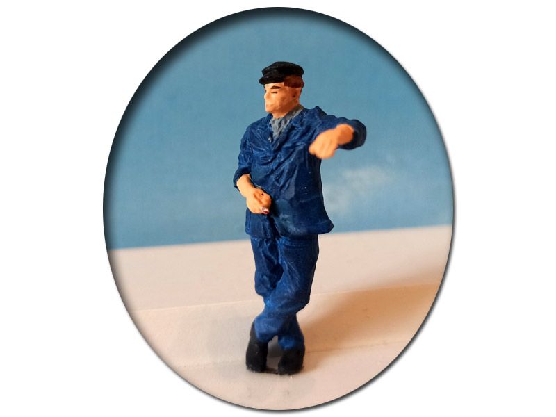 Kraftfahrer lässig stehend, Modellbahnfigur handbemalt, Spur 0 (Null), 1:45