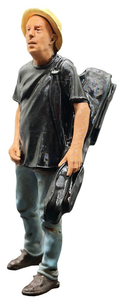 Musiker Jensi mit Instrument über Schulter, Modellbahnfigur handbemalt, Spur 0 (Null), 1:45